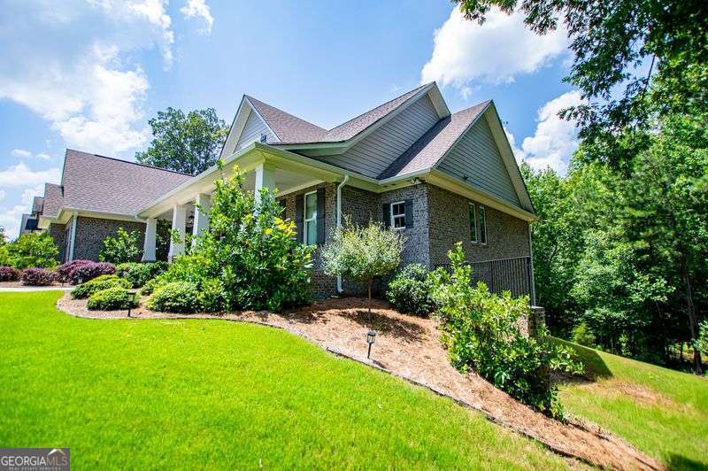 5 bedroom, 4.5 bathroom, 4,429 sq ft single family residence for sale at 7503 Elderberry Drive, Douglasville, GA 30135 — photo 9