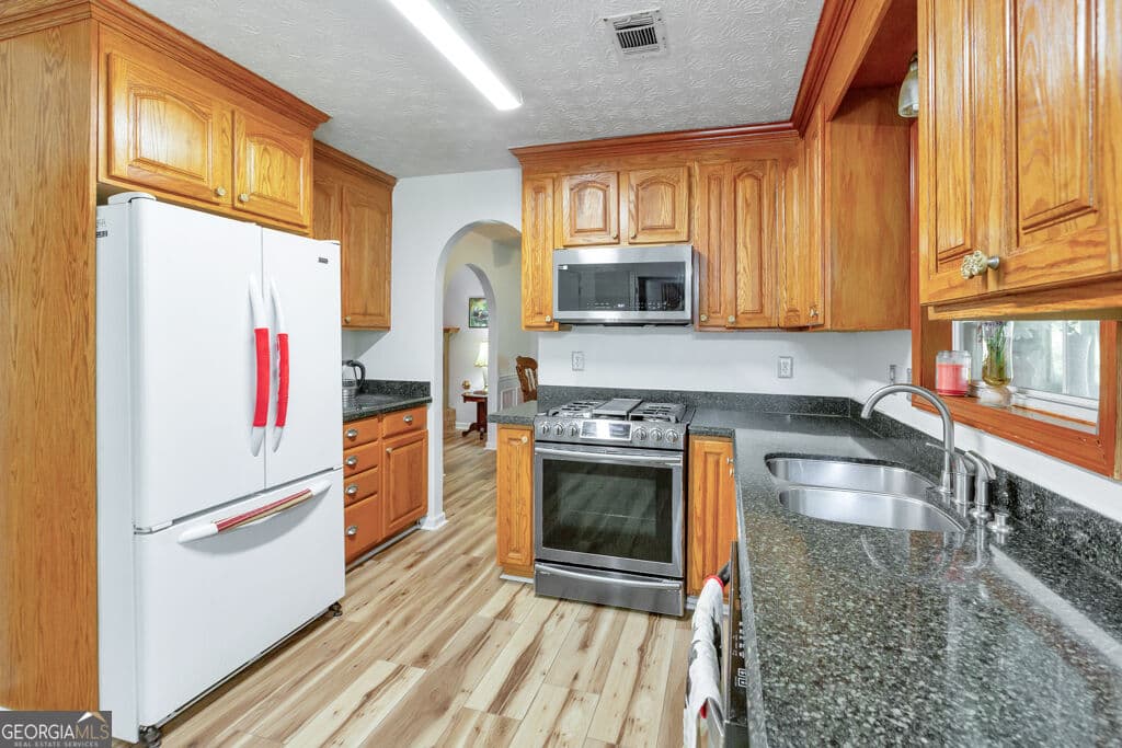 4 bedroom, 2.5 bathroom, 2,104 sq ft single family residence for sale at 1675 Round Road, Grayson, GA 30017 — photo 9