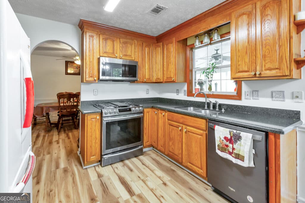 4 bedroom, 2.5 bathroom, 2,104 sq ft single family residence for sale at 1675 Round Road, Grayson, GA 30017 — photo 10