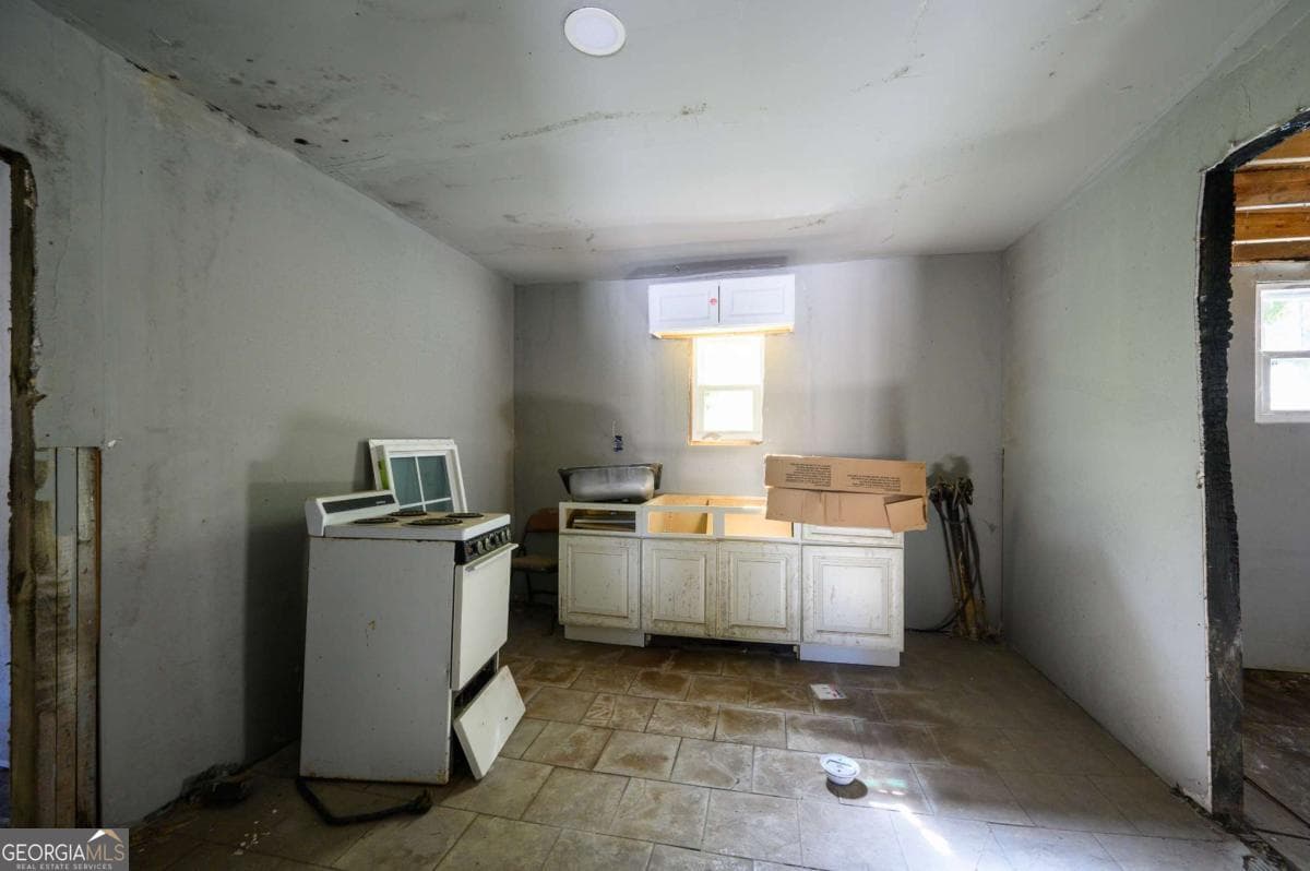 5 bedroom, 2.5 bathroom, 2,100 sq ft single family residence for sale at 728 Center Hill Avenue, Atlanta, GA 30318 — photo 5