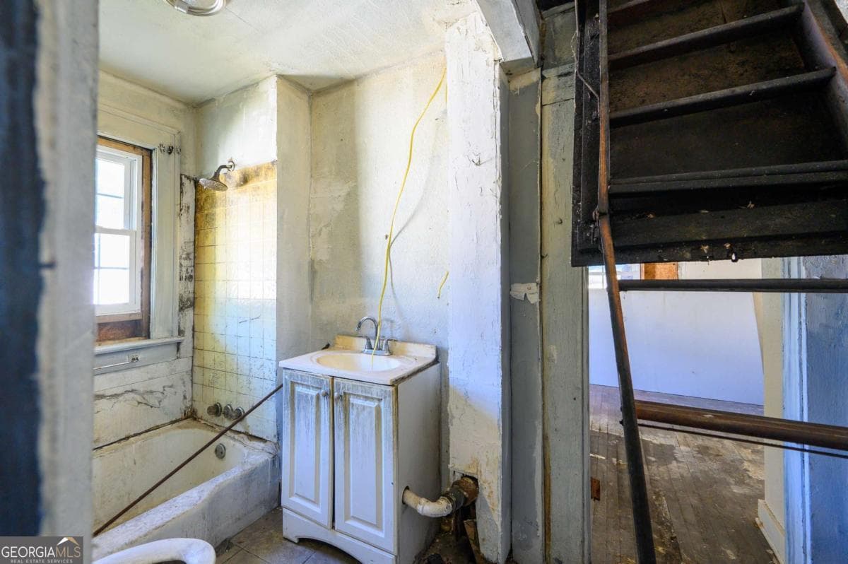5 bedroom, 2.5 bathroom, 2,100 sq ft single family residence for sale at 728 Center Hill Avenue, Atlanta, GA 30318 — photo 8
