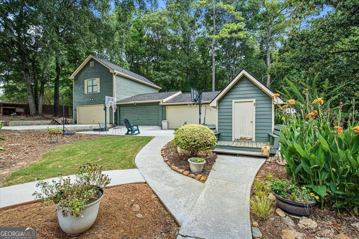 6 bedroom, 3 bathroom, 3,000 sq ft single family residence for sale at 235 Roberts Road, Covington, GA 30016 — photo 5