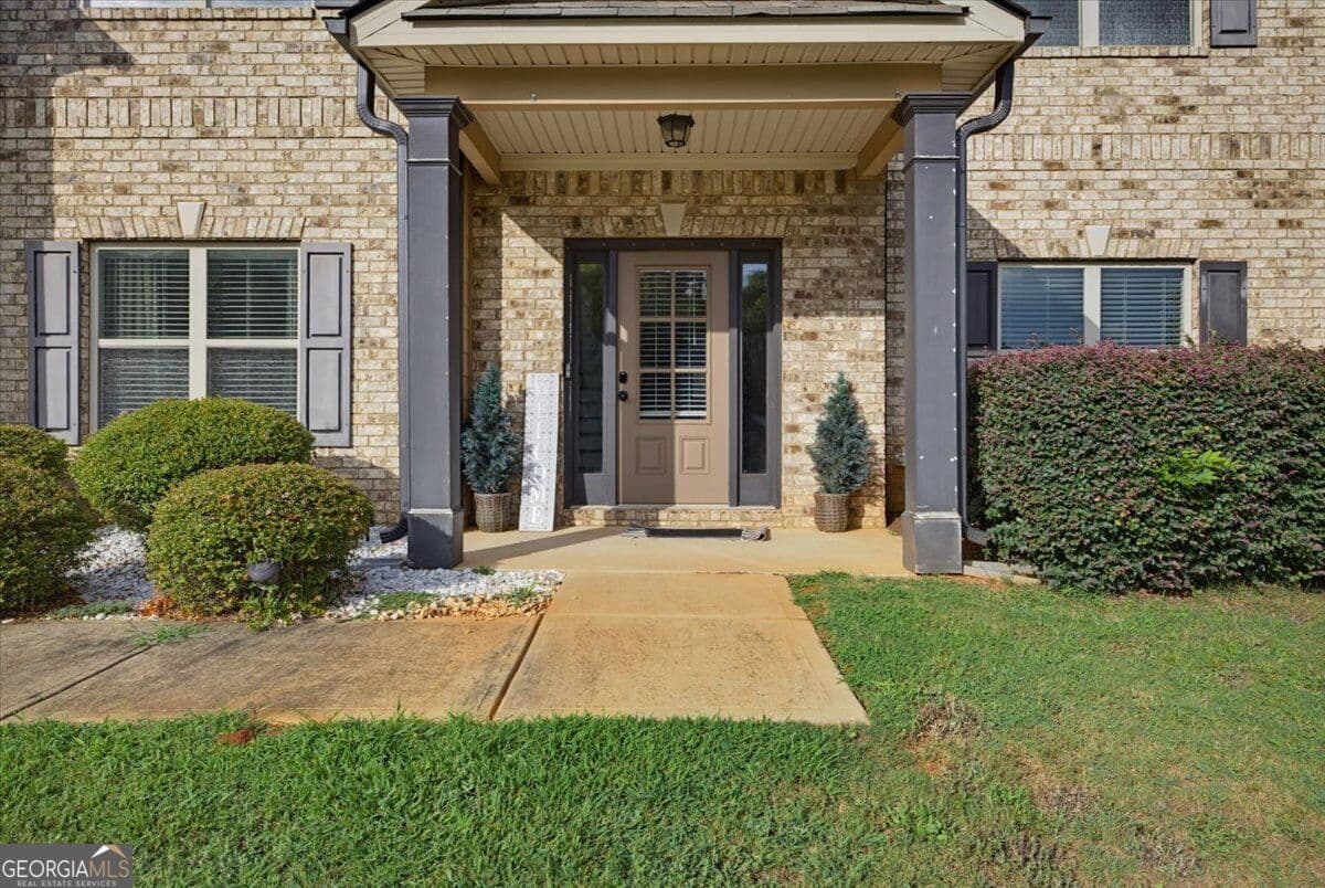 5 bedroom, 4 bathroom, 3,222 sq ft single family residence for sale at 10 Paladin Drive, Covington, GA 30016 — photo 2