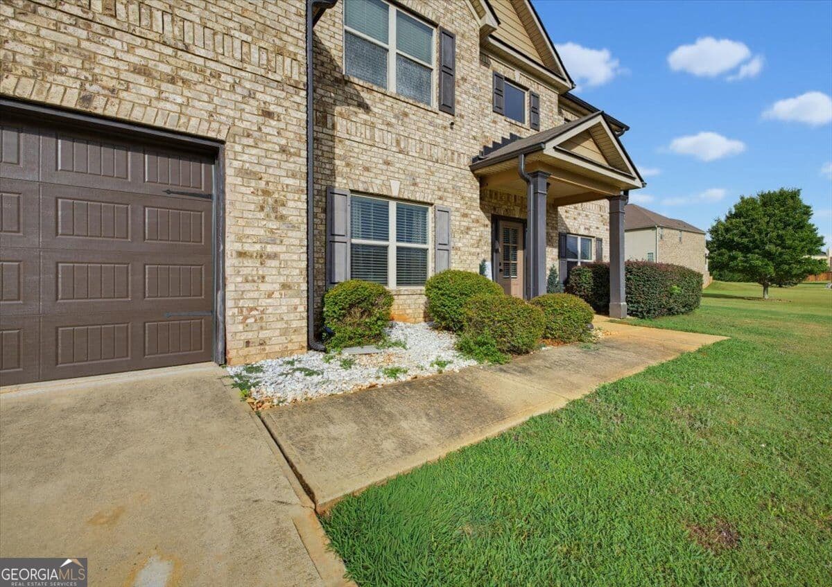 5 bedroom, 4 bathroom, 3,222 sq ft single family residence for sale at 10 Paladin Drive, Covington, GA 30016 — photo 3