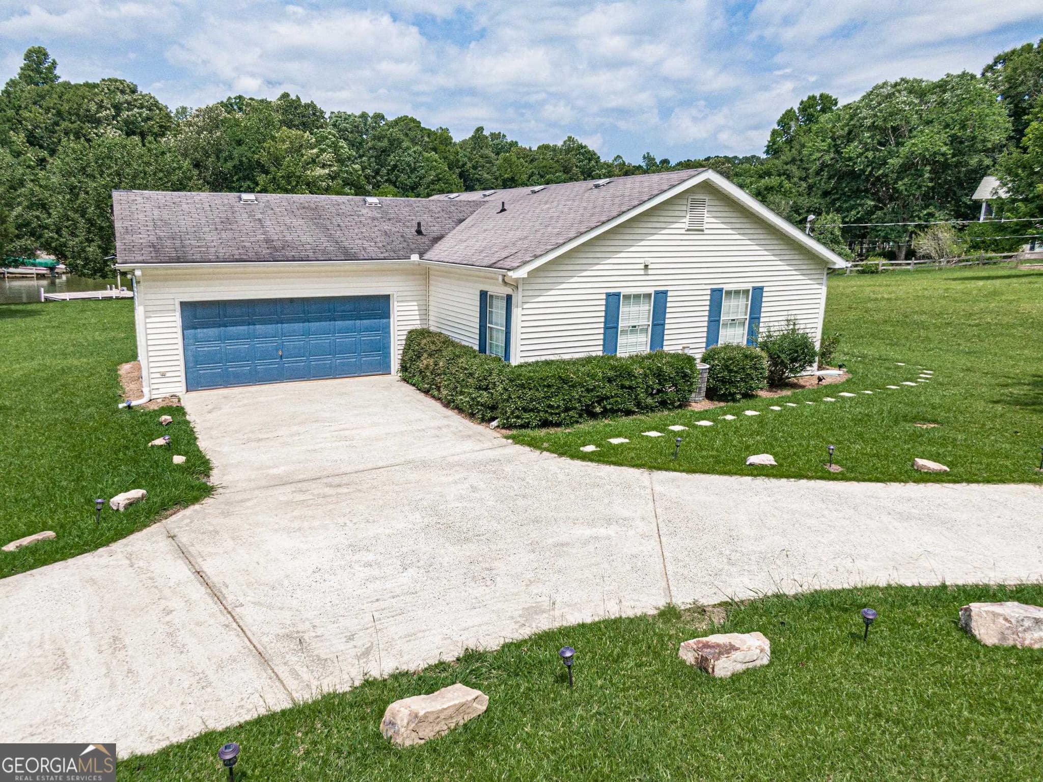 3 bedroom, 2 bathroom, 1,196 sq ft single family residence for sale at 225 E River Bend Drive, Eatonton, GA 31024 — photo 2