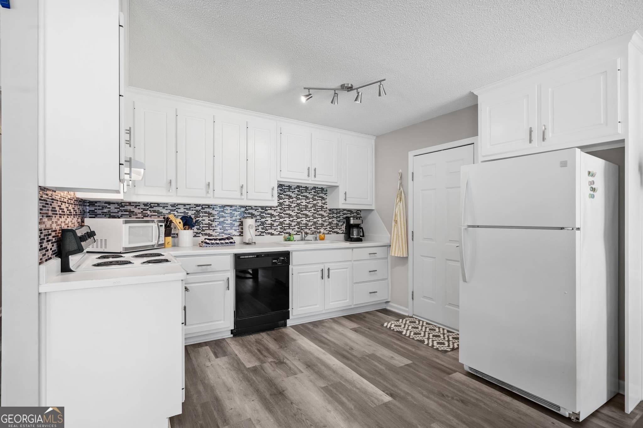 3 bedroom, 2 bathroom, 1,196 sq ft single family residence for sale at 225 E River Bend Drive, Eatonton, GA 31024 — photo 7