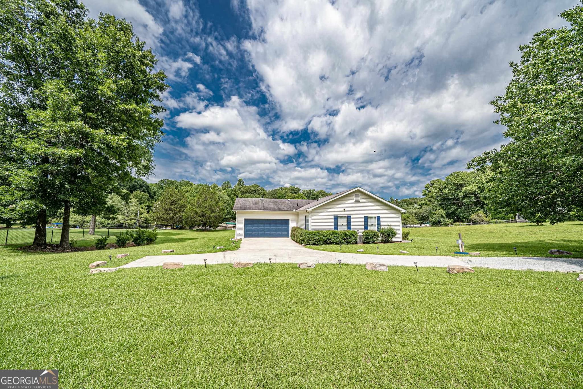 3 bedroom, 2 bathroom, 1,196 sq ft single family residence for sale at 225 E River Bend Drive, Eatonton, GA 31024 — photo 4
