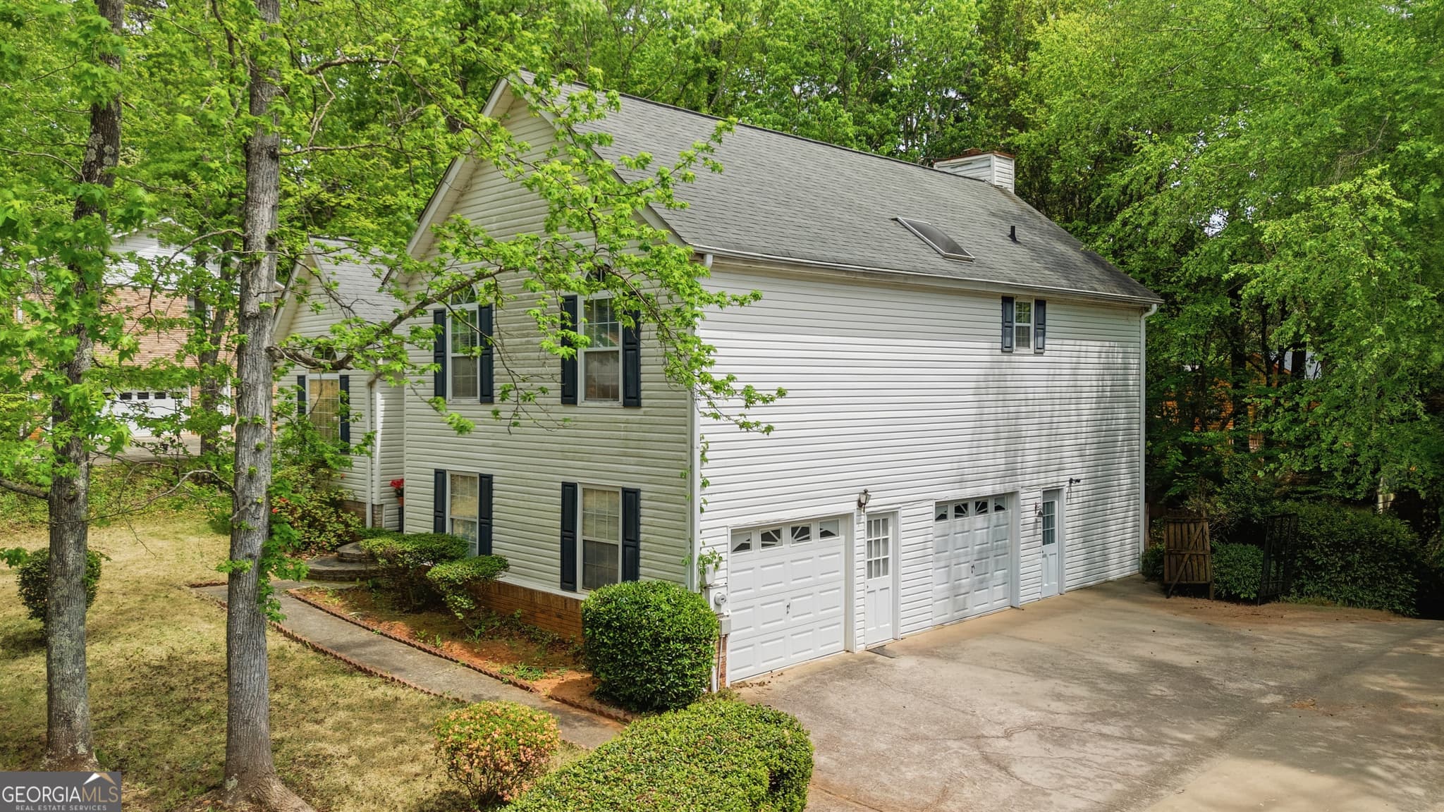 4 bedroom, 3.5 bathroom, 2,355 sq ft single family residence for sale at 8605 Creekview Court, Douglasville, GA 30135 — photo 2