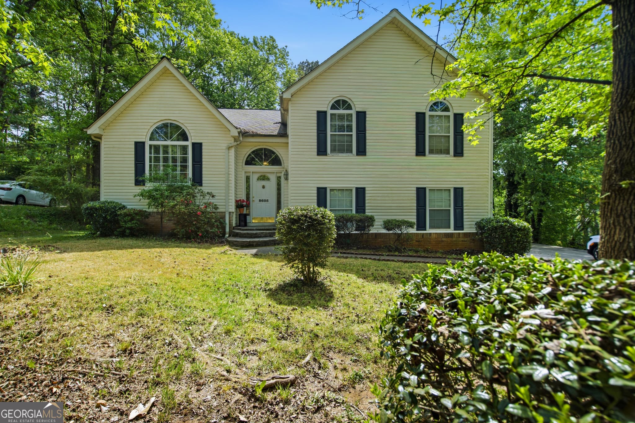 4 bedroom, 3.5 bathroom, 2,355 sq ft single family residence for sale at 8605 Creekview Court, Douglasville, GA 30135 — photo 4