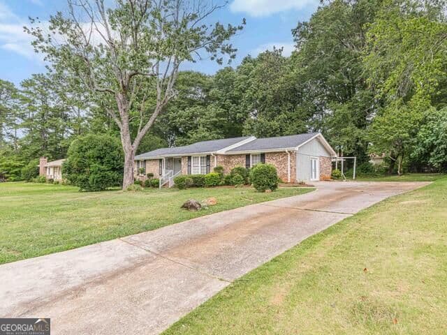 3 bedroom, 2 bathroom, 1,763 sq ft single family residence for sale at 2521 Country Club Drive, Conyers, GA 30013 — photo 4