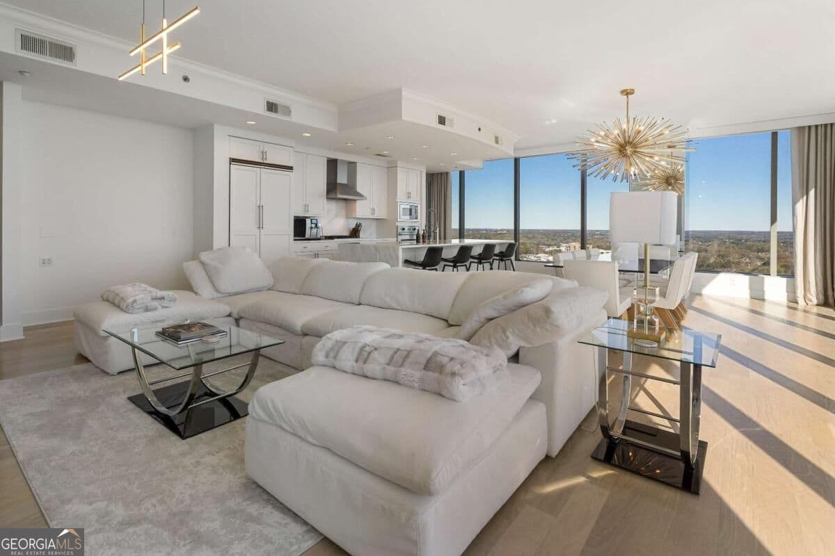2 bedroom, 2.5 bathroom, 2,214 sq ft single family residence for sale at 3630 Peachtree Road 2204, Atlanta, GA 30326 — photo 6