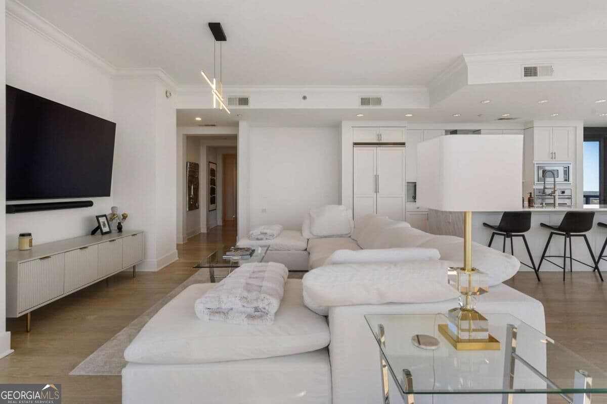 2 bedroom, 2.5 bathroom, 2,214 sq ft single family residence for sale at 3630 Peachtree Road 2204, Atlanta, GA 30326 — photo 5