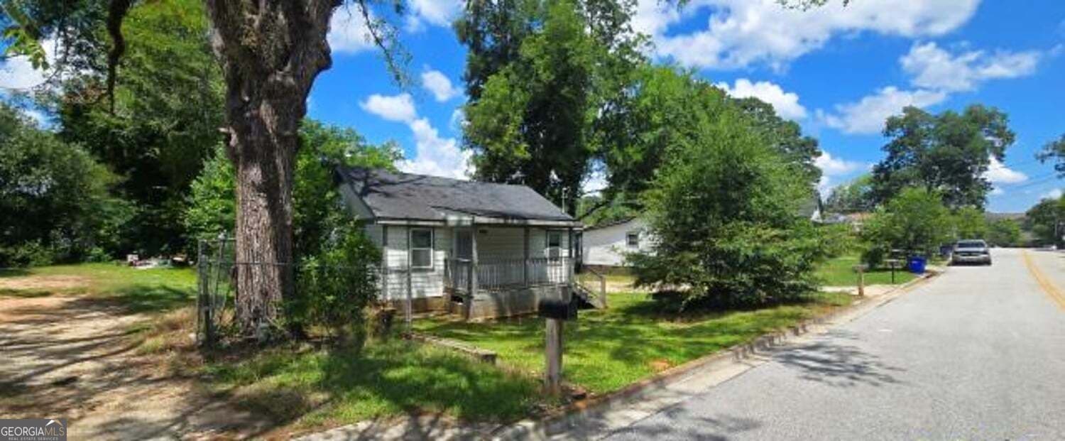 2 bedroom, 1 bathroom, 697 sq ft single family residence for sale at 2232 Lee Street, Covington, GA 30014 — photo 4