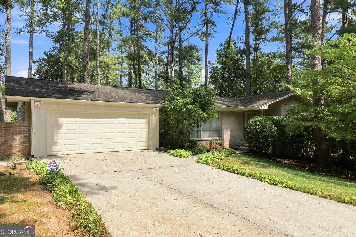 3 bedroom, 2 bathroom, 2,352 sq ft single family residence for sale at 1550 Diamond Head Circle, Decatur, GA 30033 — photo 2