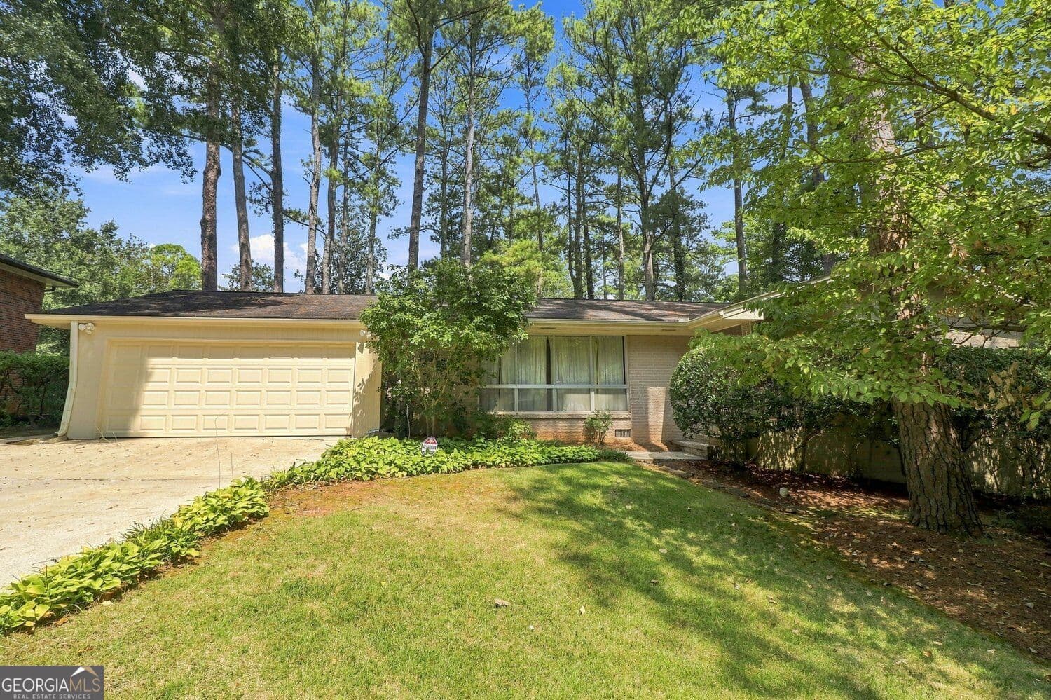 3 bedroom, 2 bathroom, 2,352 sq ft single family residence for sale at 1550 Diamond Head Circle, Decatur, GA 30033 — photo 3