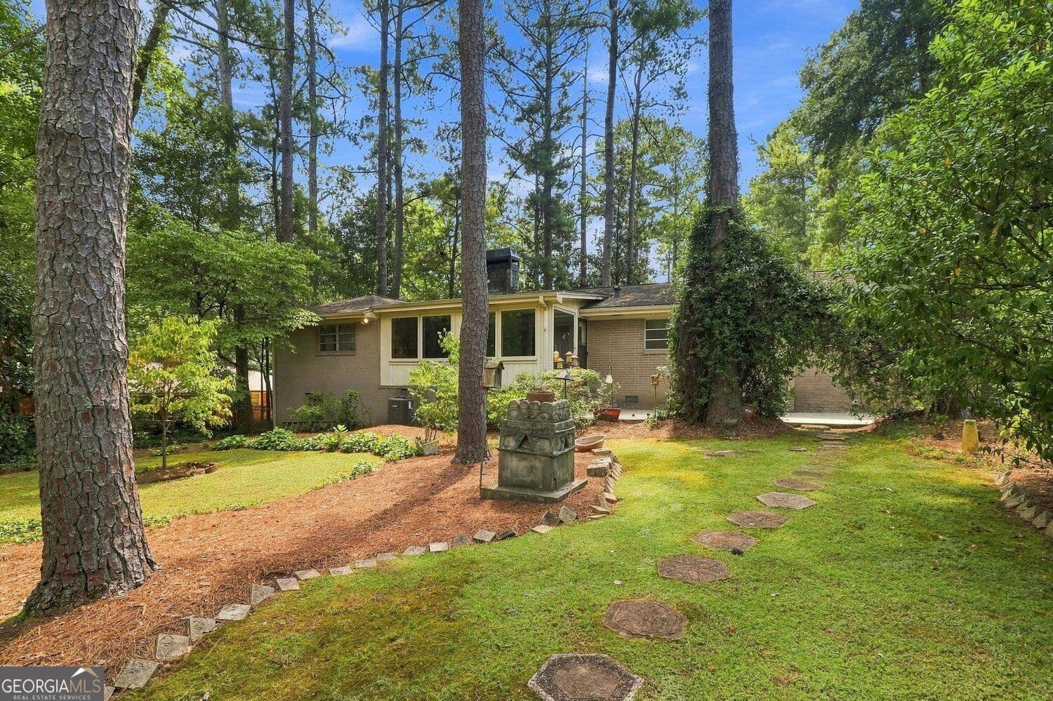 3 bedroom, 2 bathroom, 2,352 sq ft single family residence for sale at 1550 Diamond Head Circle, Decatur, GA 30033 — photo 9