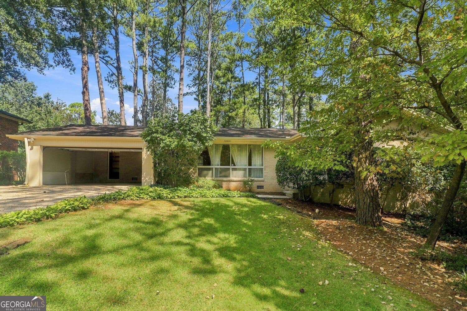 3 bedroom, 2 bathroom, 2,352 sq ft single family residence for sale at 1550 Diamond Head Circle, Decatur, GA 30033 — photo 4
