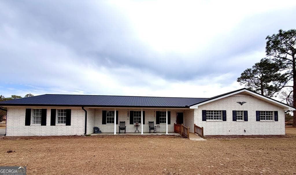 3 bedroom, 2 bathroom, 1,852 sq ft single family residence sold at 825 Satilla Church Road, Baxley, GA 31513