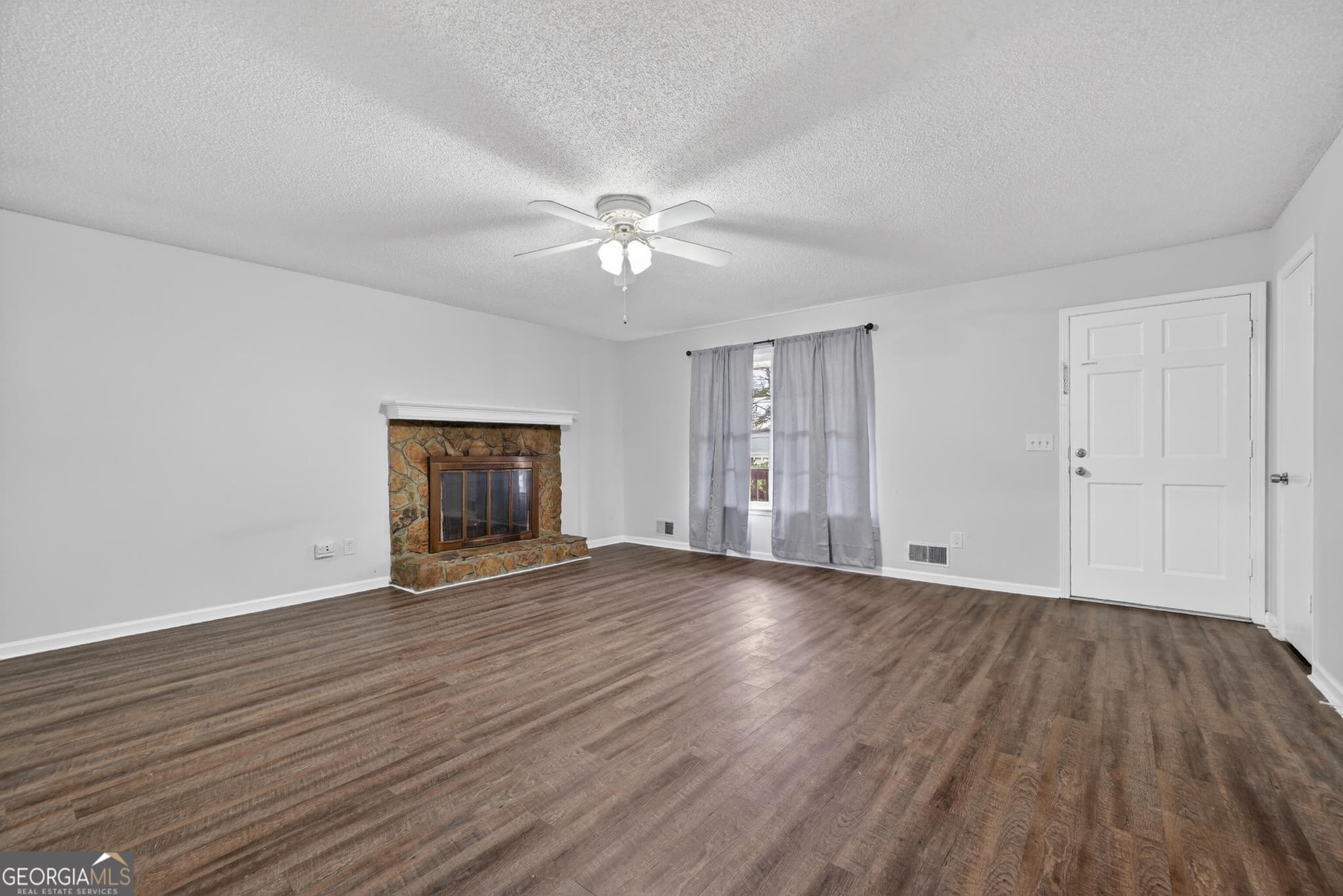 3 bedroom, 2.5 bathroom, 1,809 sq ft single family residence for sale at 209 Indian Branch Way, Lawrenceville, GA 30043 — photo 7
