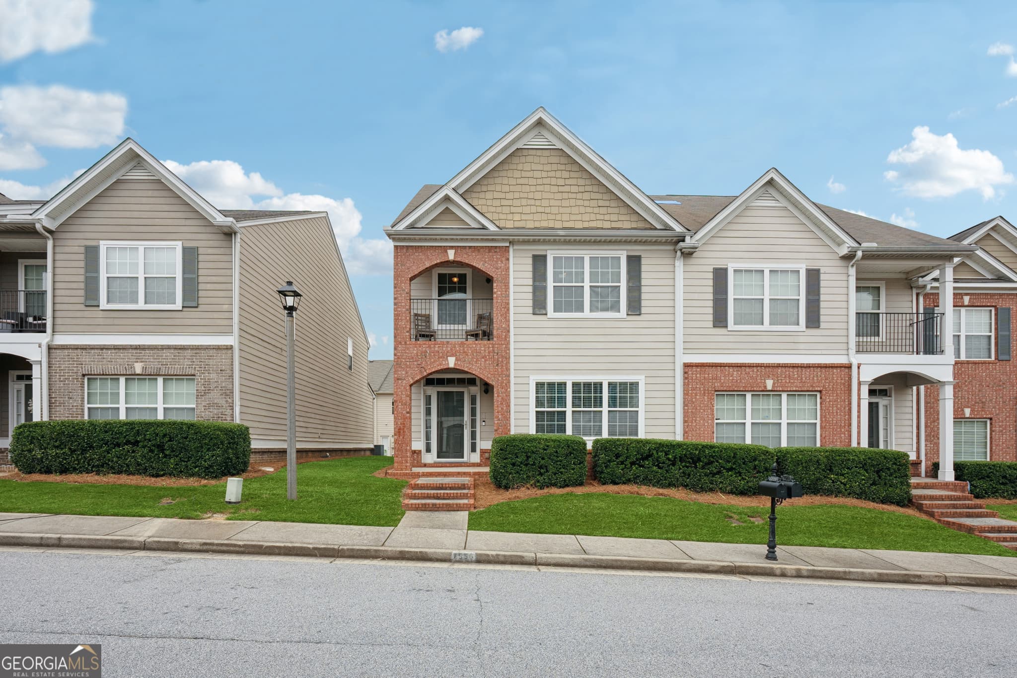 3 bedroom, 2.5 bathroom, 1,780 sq ft townhouse for sale at 7556 Rutgers Circle, Fairburn, GA 30213 — photo 2