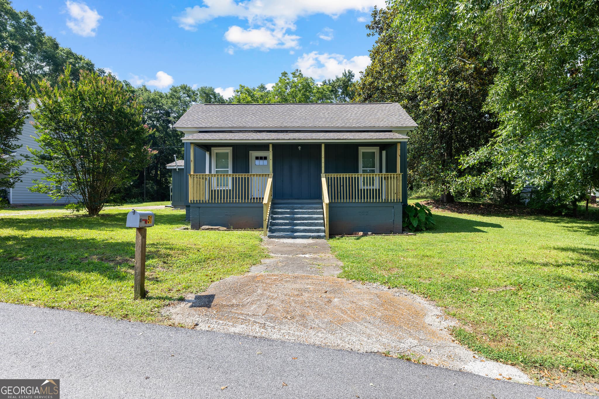 2 bedroom, 2 bathroom, 1,560 sq ft single family residence for sale at 51 E Jones Street, Newnan, GA 30263 — photo 2