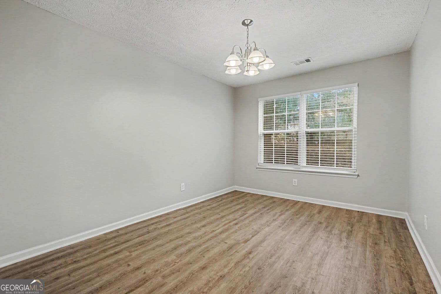 4 bedroom, 2 bathroom, 2,168 sq ft single family residence for sale at 411 Crested View Drive, Loganville, GA 30052 — photo 7