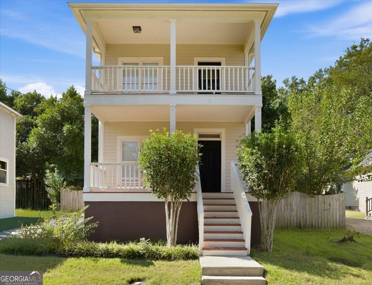 2 bedroom, 2.5 bathroom, 1,188 sq ft townhouse for sale at 1452 Tattnall Place, Macon, GA 31201 — photo 1 of 40