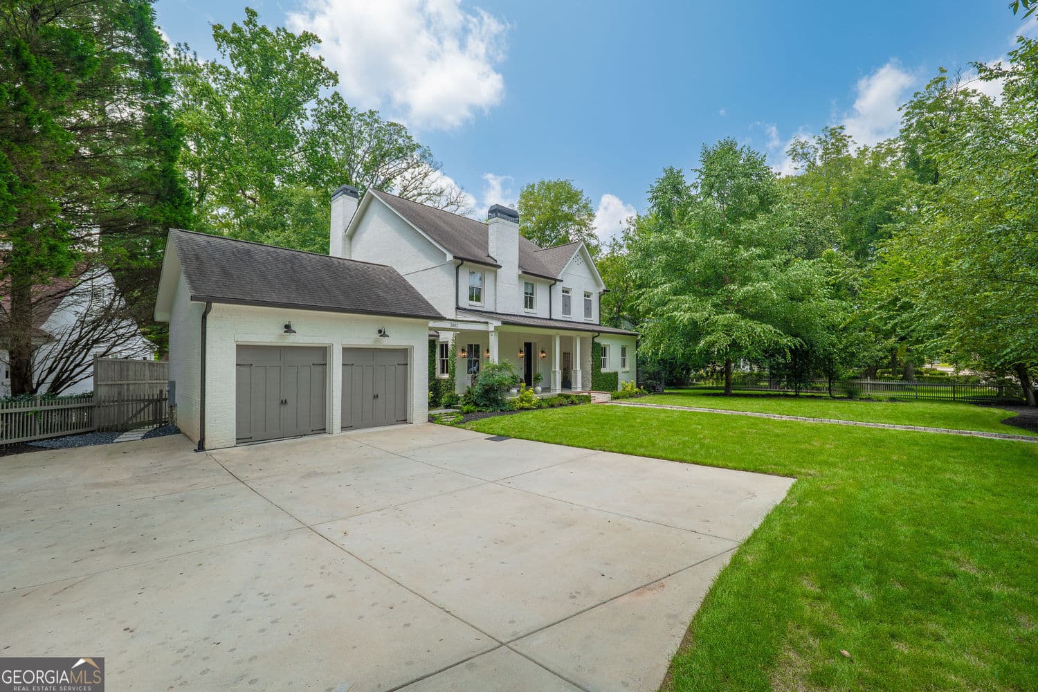 5 bedroom, 4.5 bathroom, 5,525 sq ft single family residence for sale at 3882 Wieuca Road, Atlanta, GA 30342 — photo 2