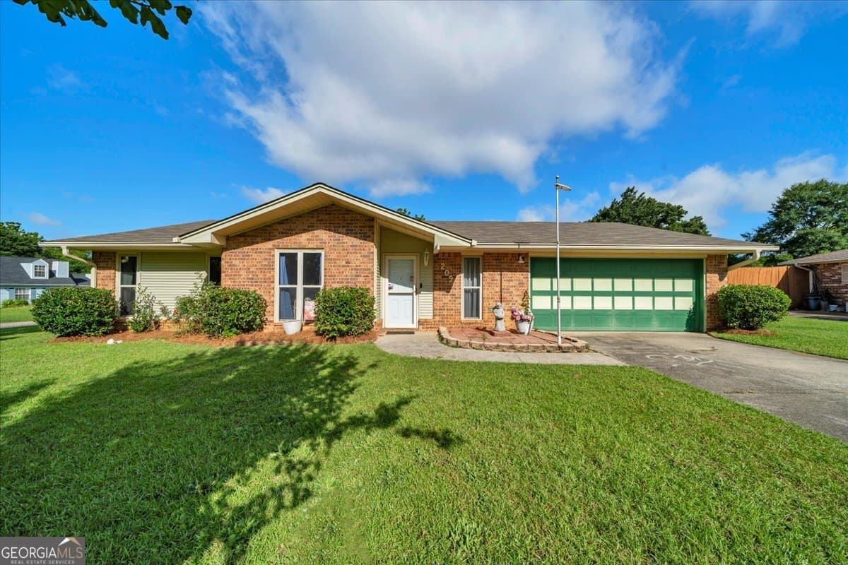 4 bedroom, 2 bathroom, 1,747 sq ft single family residence sold at 209 Lazy H Lane, Warner Robins, GA 31093