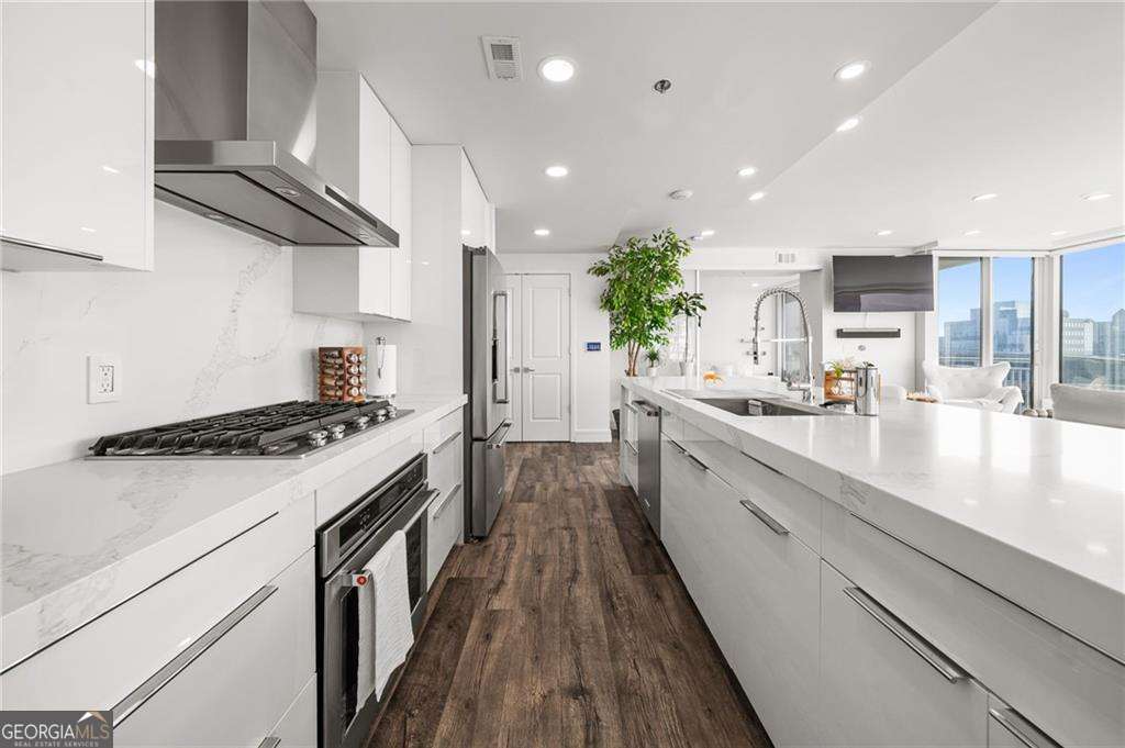 1 bedroom, 2.5 bathroom, 1,508 sq ft condominium for rent at 3338 Peachtree Road 2207, Atlanta, GA 30326 for $5,500 a month — photo 6