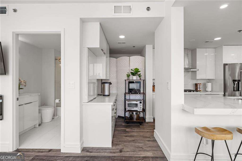 1 bedroom, 2.5 bathroom, 1,508 sq ft condominium for rent at 3338 Peachtree Road 2207, Atlanta, GA 30326 for $5,500 a month — photo 7