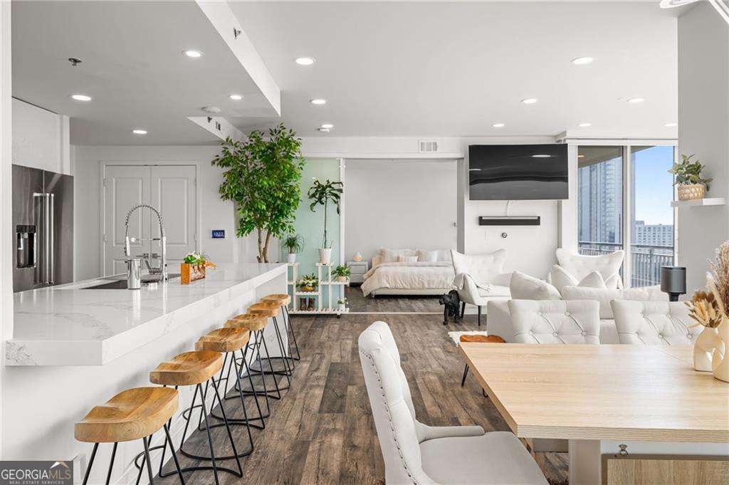 1 bedroom, 2.5 bathroom, 1,508 sq ft condominium for rent at 3338 Peachtree Road 2207, Atlanta, GA 30326 for $5,500 a month — photo 8