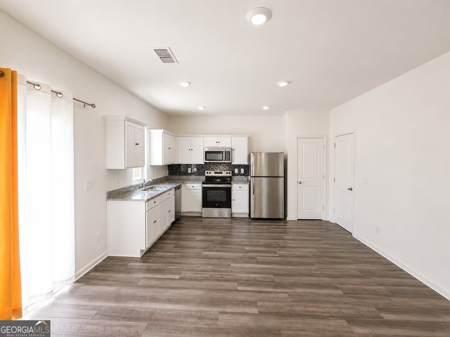 4 bedroom, 2.5 bathroom, 1,870 sq ft single family residence for rent at 125 N Chesapeake Bay Drive, Locust Grove, GA 30248 for $2,450 a month — photo 6