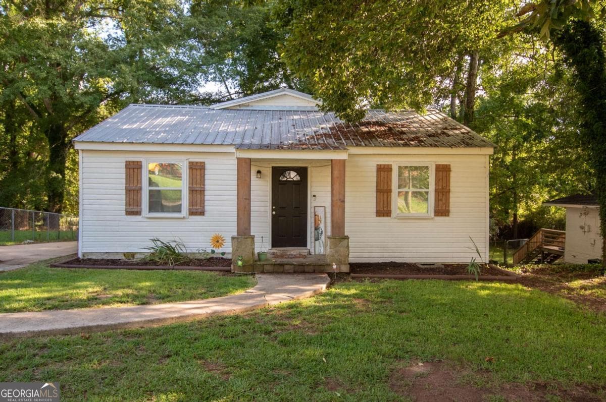 3 bedroom, 2 bathroom, 2,112 sq ft single family residence for sale at 211 Rutland Circle, Lagrange, GA 30241 — photo 2