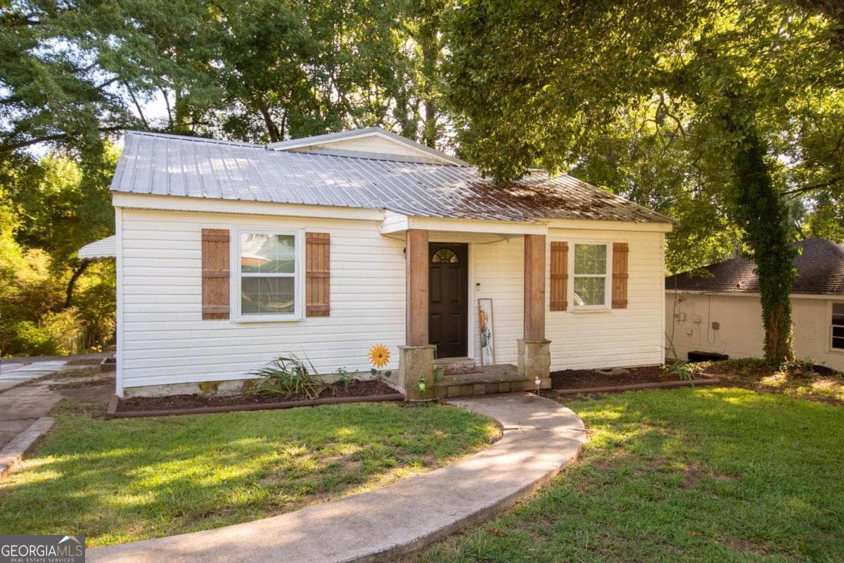 3 bedroom, 2 bathroom, 2,112 sq ft single family residence for sale at 211 Rutland Circle, Lagrange, GA 30241 — photo 1 of 26