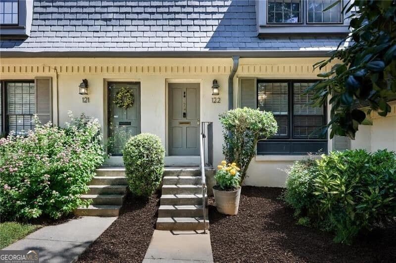 2 bedroom, 1.5 bathroom, 1,100 sq ft townhouse for sale at 122 Woodmere Square, Atlanta, GA 30327 — photo 2