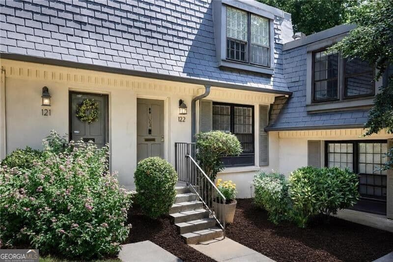 2 bedroom, 1.5 bathroom, 1,100 sq ft townhouse for sale at 122 Woodmere Square, Atlanta, GA 30327