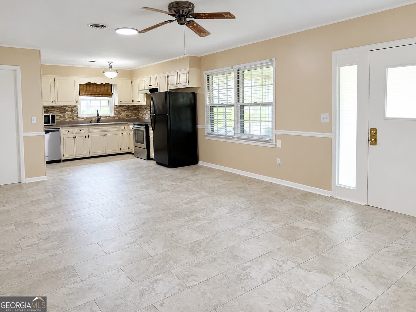 3 bedroom, 2 bathroom, 1,498 sq ft single family residence for sale at 1808 Rossway Drive, Vidalia, GA 30474 — photo 2