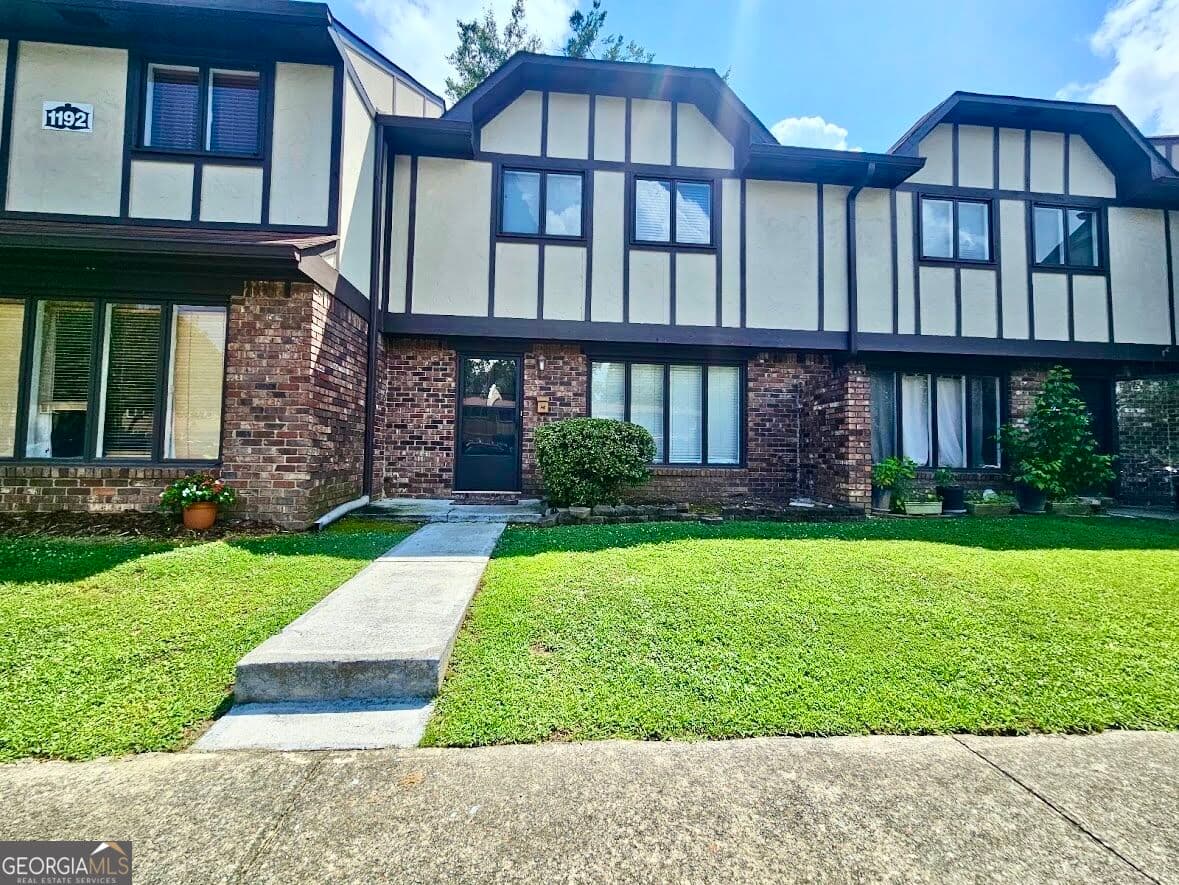 3 bedroom, 1.5 bathroom condominium for rent at 1192 Ashborough Drive B, Marietta, GA 30067 for $1,875 a month — photo 1 of 1
