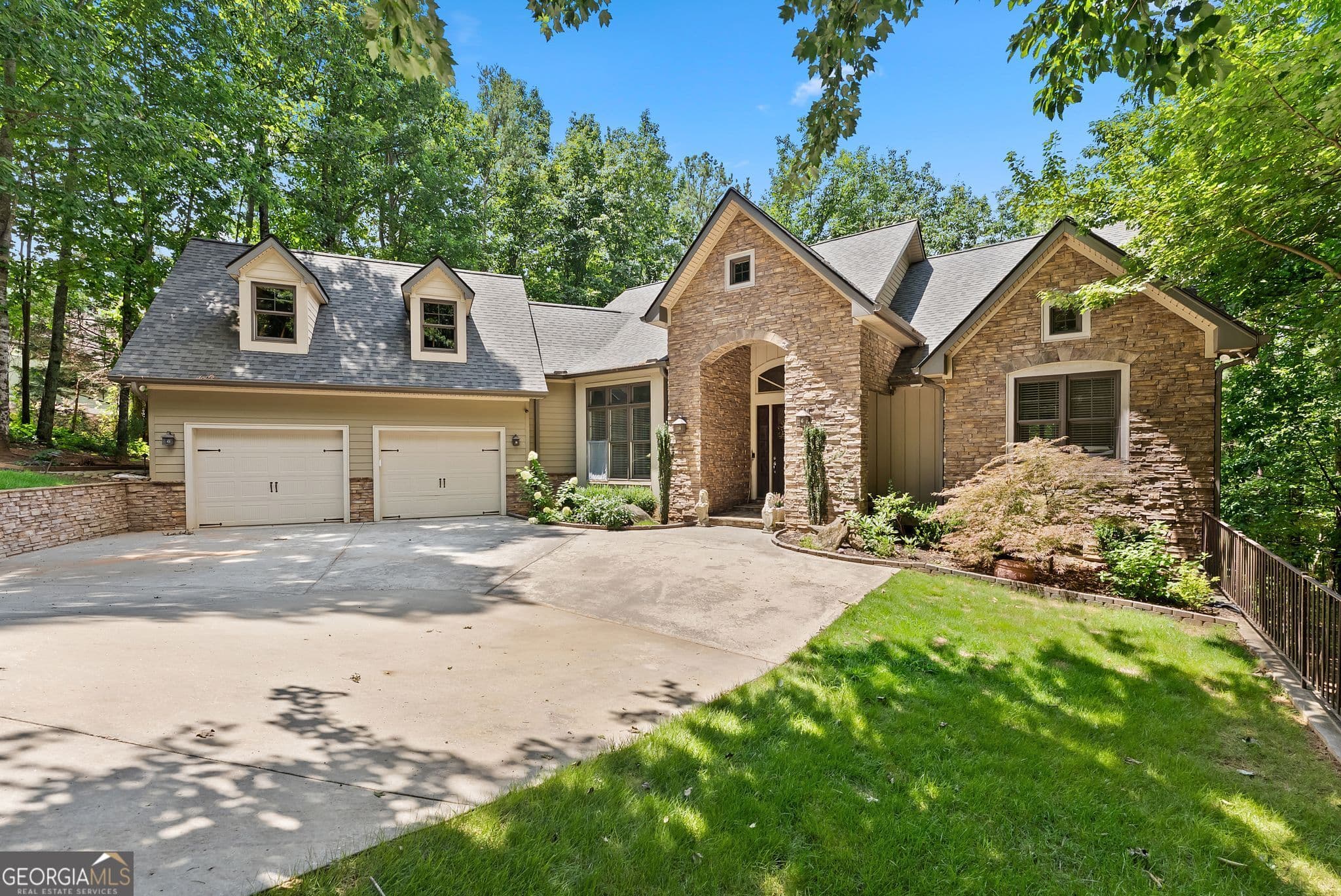 3 bedroom, 3 bathroom, 3,904 sq ft single family residence for sale at 746 Plum Lane, Clarkesville, GA 30523 — photo 2