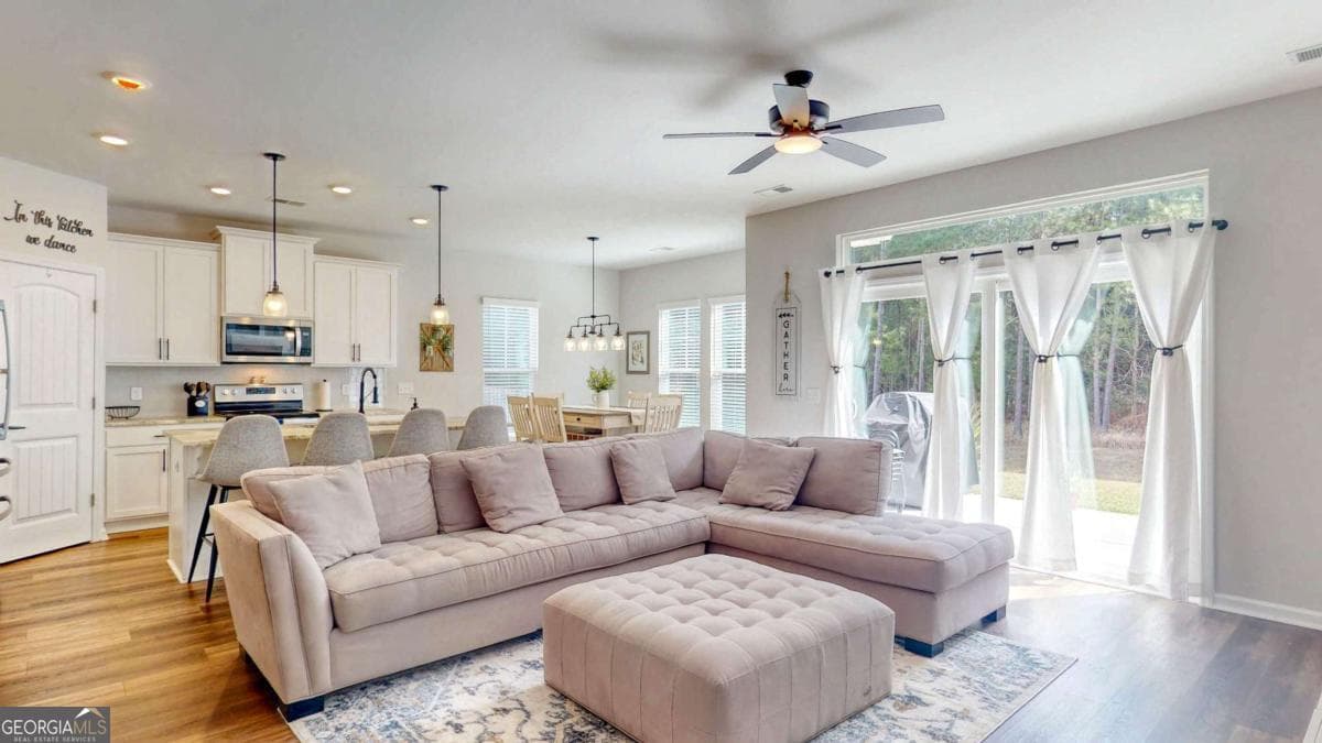 4 bedroom, 2 bathroom, 1,911 sq ft single family residence for sale at 124 Brookline Drive, Savannah, GA 31407 — photo 2