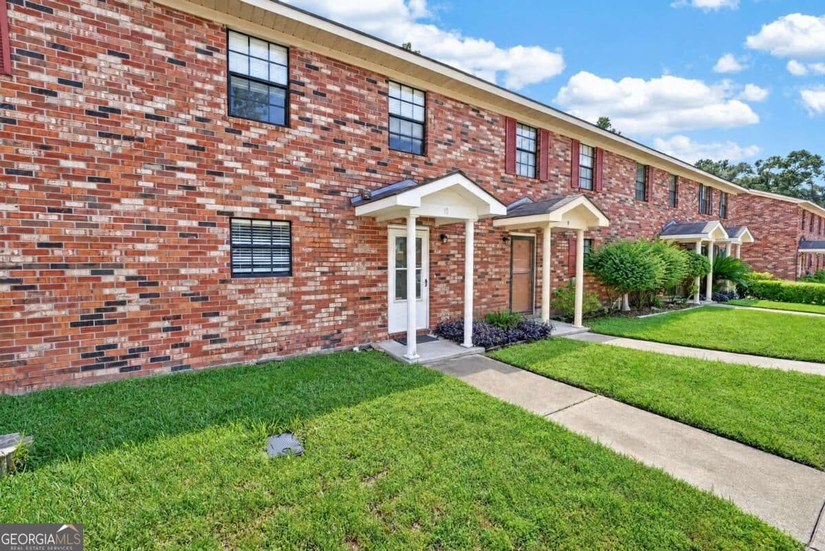 2 bedroom, 2.5 bathroom, 1,320 sq ft condominium for sale at 2401 Bonaventure Road 10, Savannah, GA 31404 — photo 2