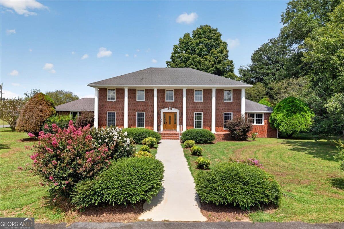 4 bedroom, 3.5 bathroom, 3,936 sq ft single family residence for sale at 195 River Street, Ellijay, GA 30540 — photo 2
