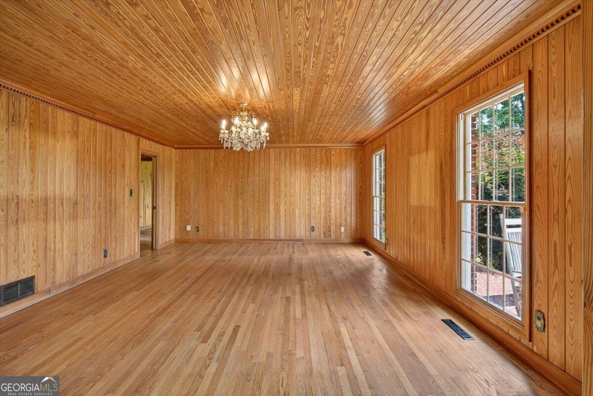 4 bedroom, 3.5 bathroom, 3,936 sq ft single family residence for sale at 195 River Street, Ellijay, GA 30540 — photo 9