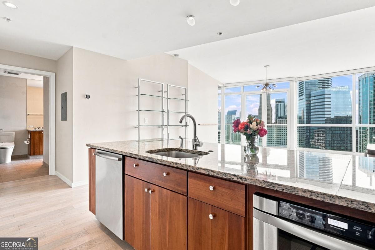 1 bedroom, 1 bathroom, 930 sq ft condominium for sale at 3325 Piedmont Road 1910, Atlanta, GA 30305 — photo 6