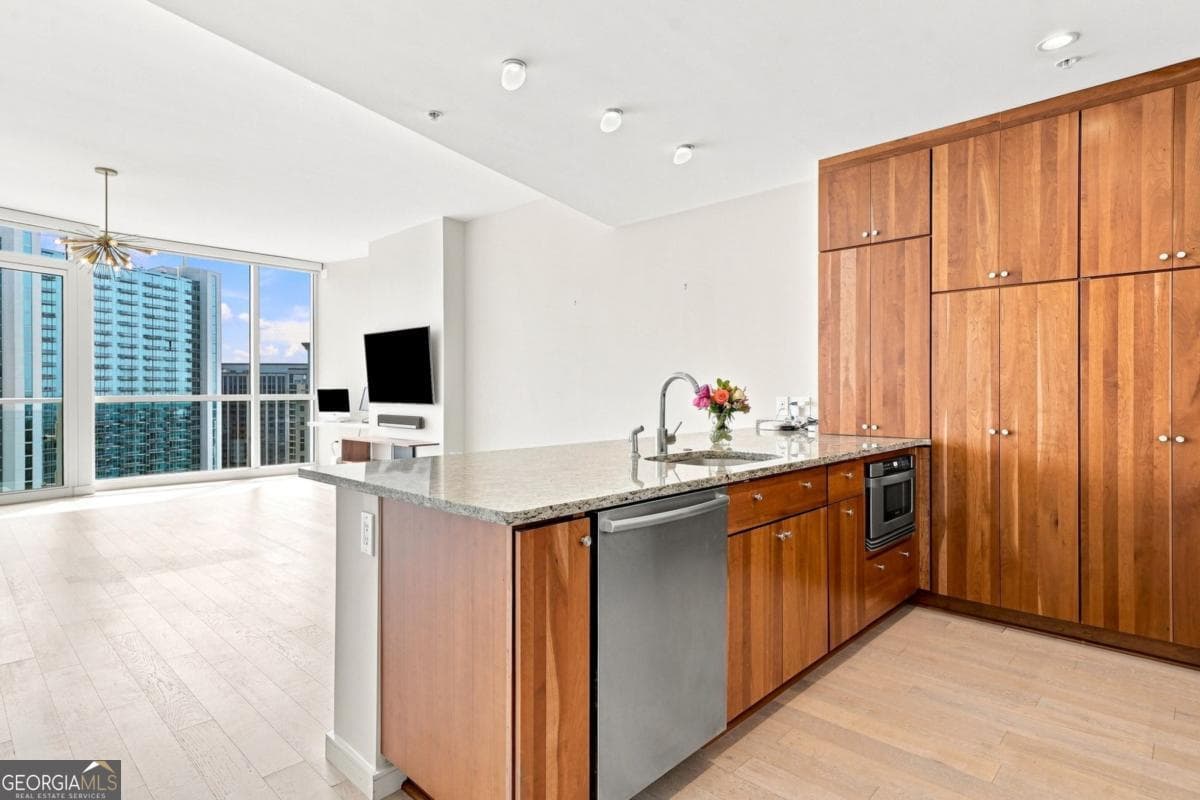 1 bedroom, 1 bathroom, 930 sq ft condominium for sale at 3325 Piedmont Road 1910, Atlanta, GA 30305 — photo 7