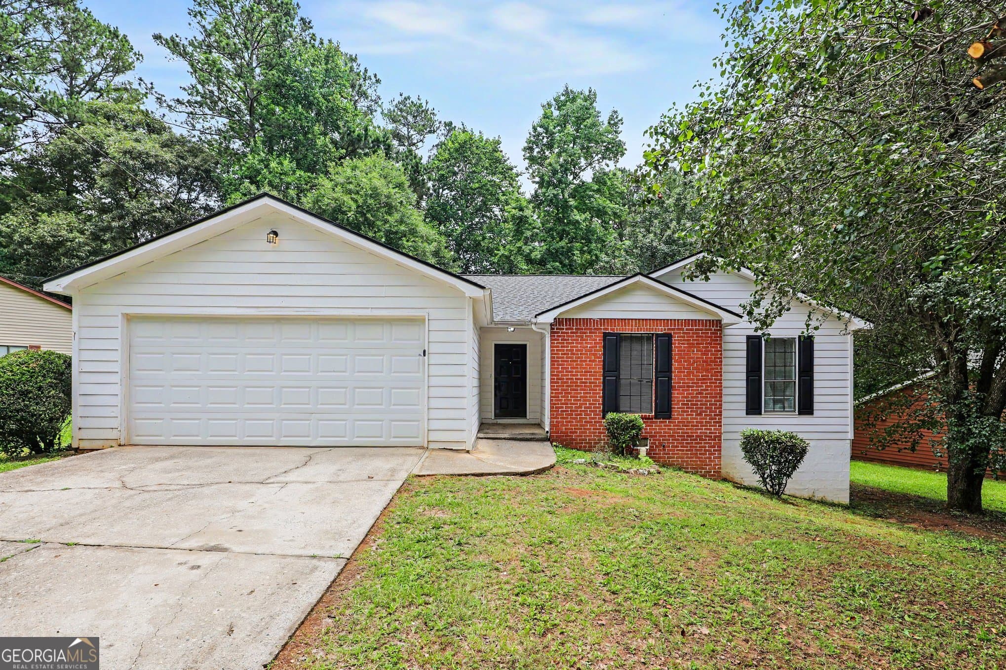 3 bedroom, 2 bathroom, 1,408 sq ft single family residence for sale at 9112 Raven Drive, Jonesboro, GA 30238 — photo 1 of 19