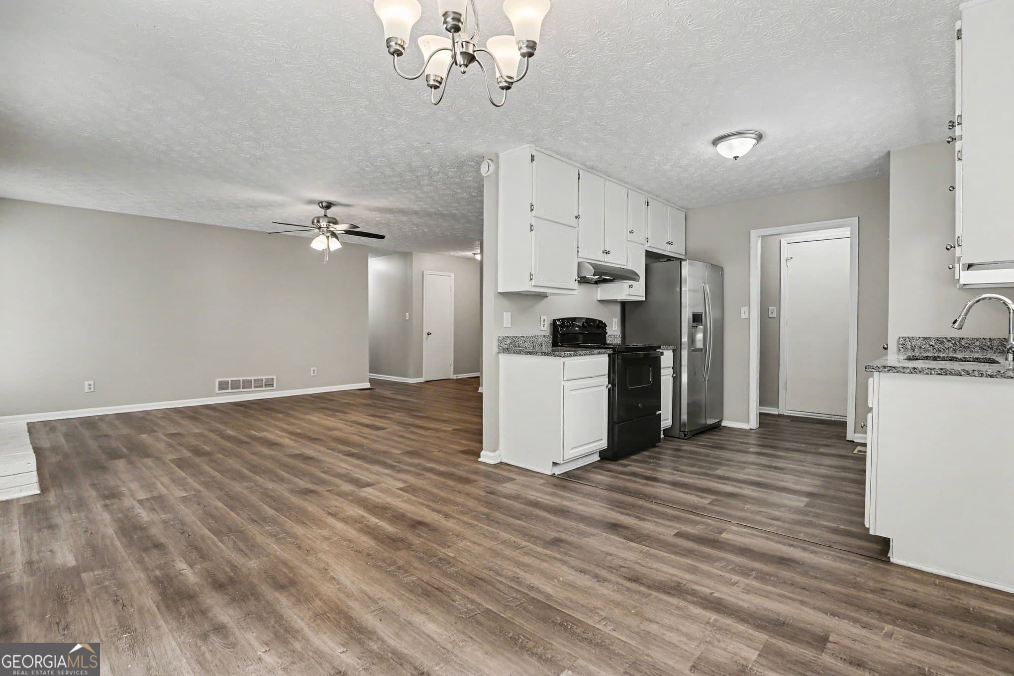 3 bedroom, 2 bathroom, 1,408 sq ft single family residence for sale at 9112 Raven Drive, Jonesboro, GA 30238 — photo 5