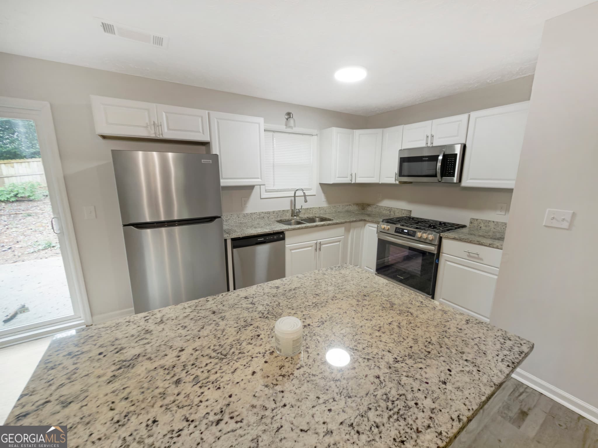 3 bedroom, 2 bathroom, 1,150 sq ft single family residence for sale at 675 Lakeridge Drive, Conyers, GA 30094 — photo 6