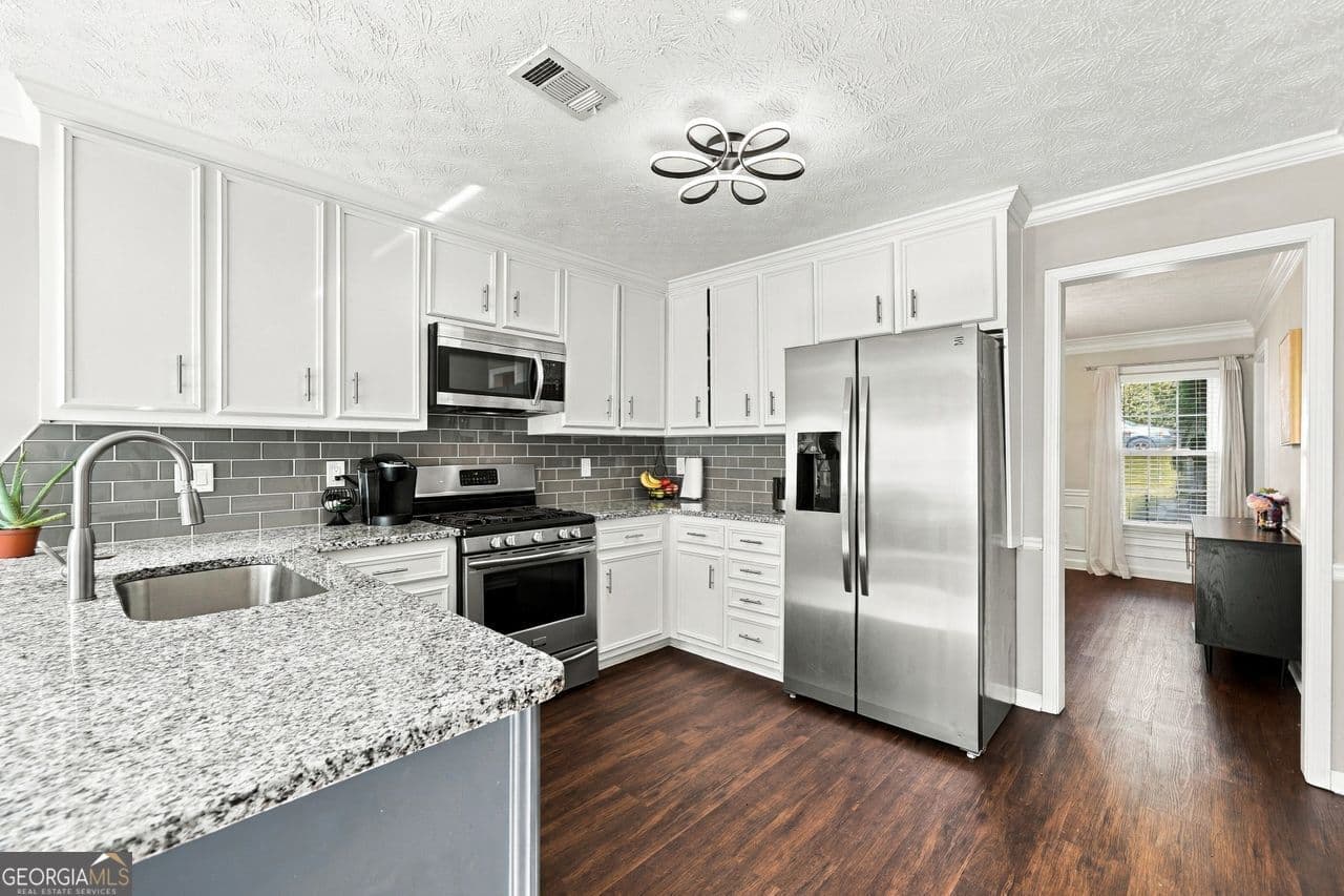 5 bedroom, 2.5 bathroom, 2,560 sq ft single family residence for sale at 1812 N Chestnut Grove Drive, Marietta, GA 30066 — photo 5